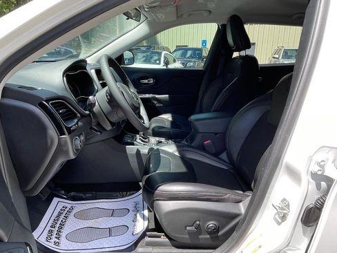 Used 2020 Jeep Cherokee Latitude Plus image 19