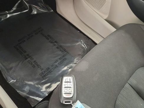 Used 2023 Chrysler Voyager LX FWD image 20