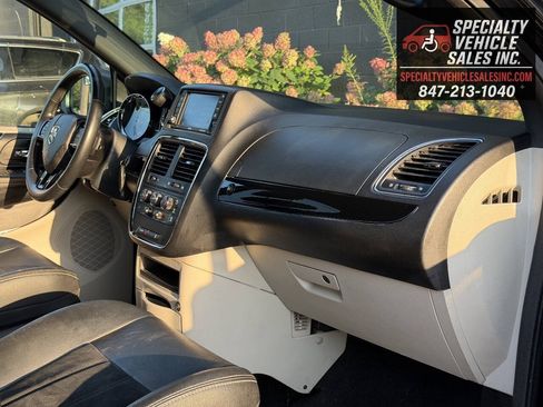 Used 2018 Dodge Grand Caravan SXT FWD image 35