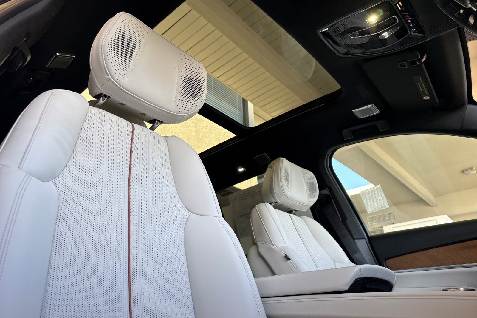 New 2027 Cadillac Vistiq Luxury w/ LPO, Floor Liner Package AWD/4WD image 18