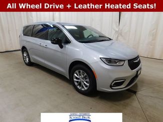 New 2026 Chrysler Pacifica Select video 1