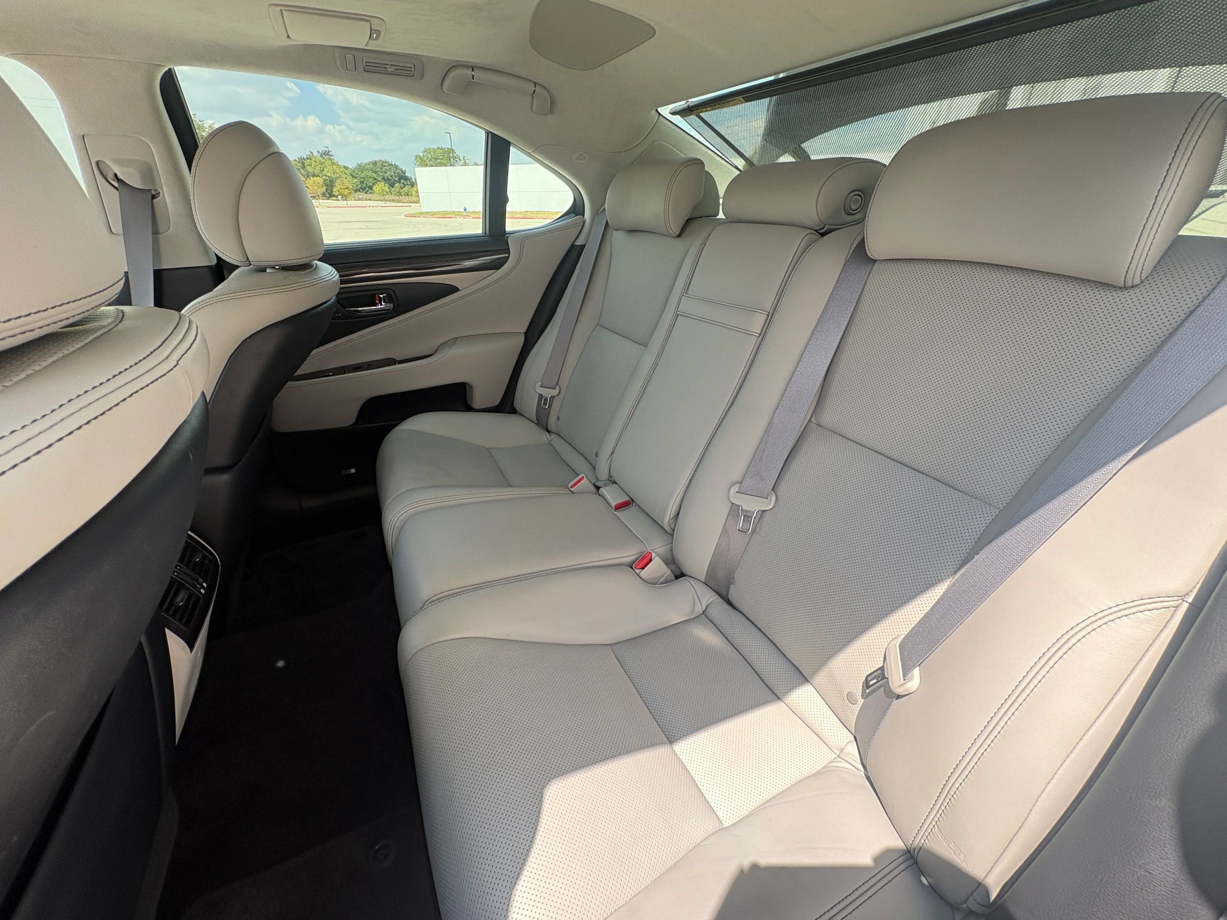Used 2015 Lexus LS 460 w/ Ultra Luxury Package RWD image 35