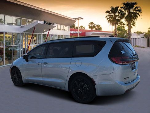 Used 2026 Chrysler Pacifica Limited w/ S Appearance Package FWD image 5