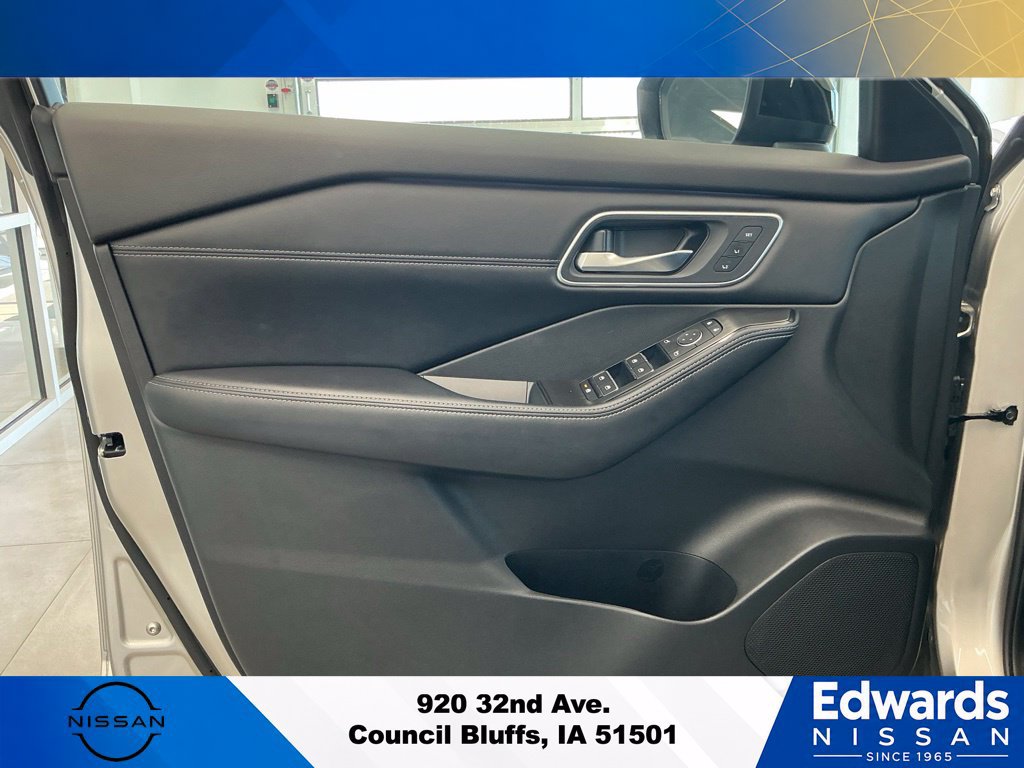 Used 2025 Nissan Rogue Platinum w/ Tech Package AWD/4WD image 21