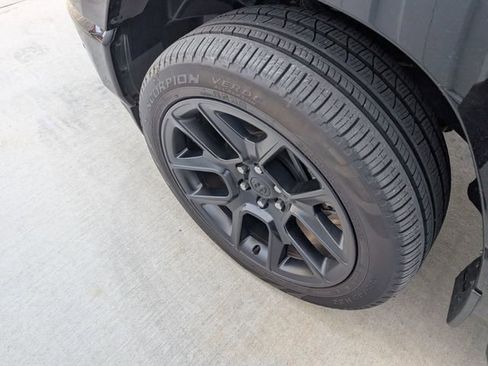 Used 2024 RAM 1500 Laramie AWD/4WD image 7