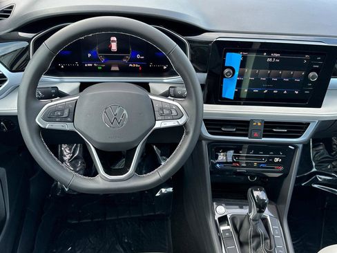 New 2026 Volkswagen Taos SE image 13