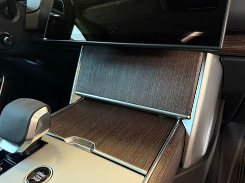 Used 2025 Land Rover Range Rover SE image 25