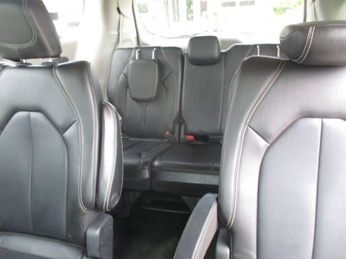 Used 2020 Chrysler Voyager Lxi FWD image 28