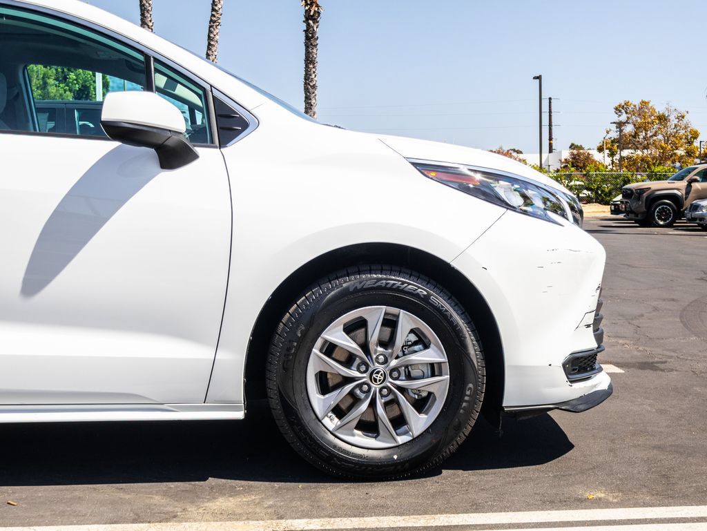 Used 2024 Toyota Sienna LE w/ LE Plus Package FWD image 5