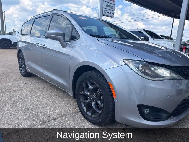 Used 2020 Chrysler Pacifica Touring-L Plus FWD image 4