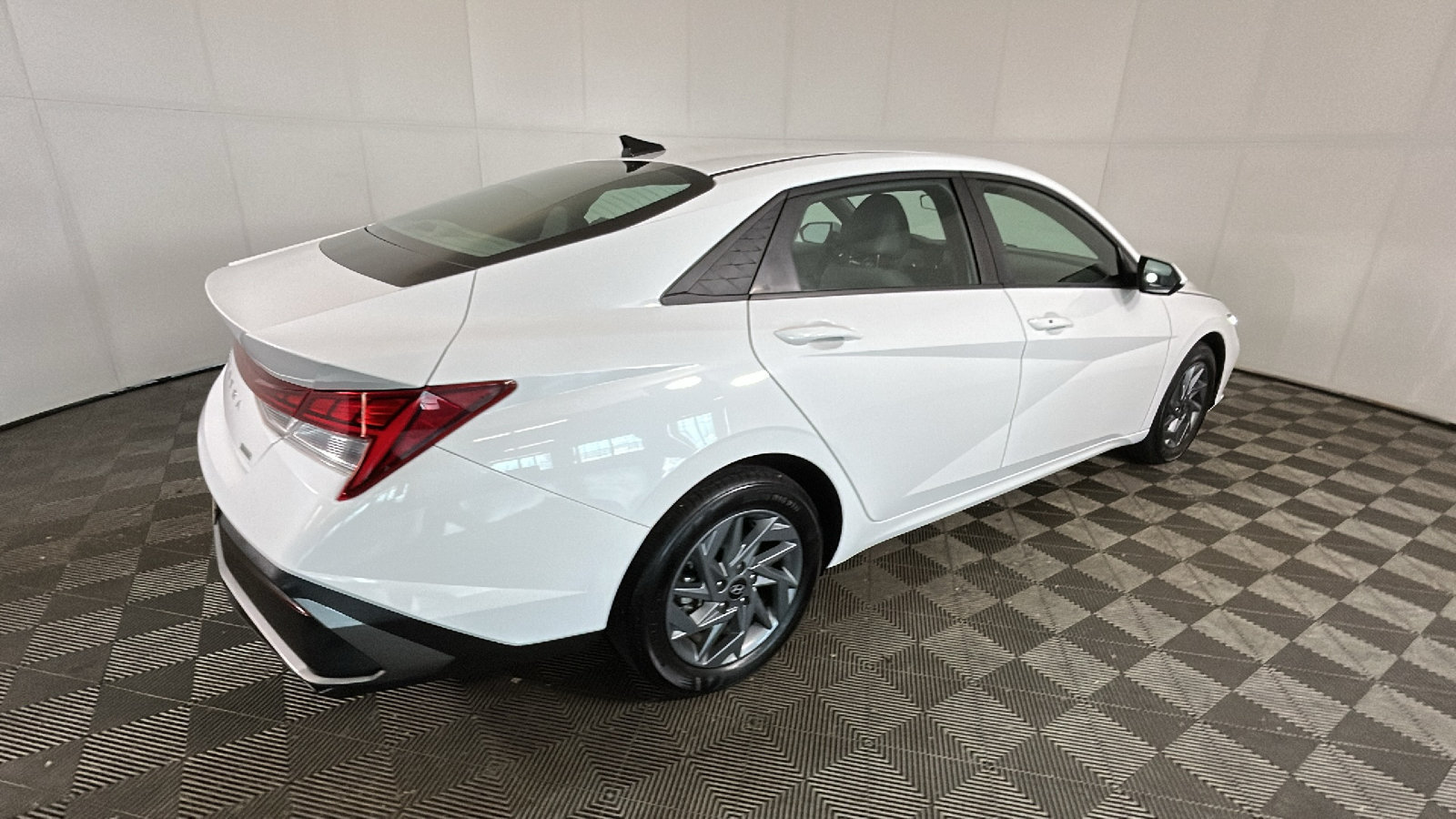 Used 2025 Hyundai Elantra Hybrid FWD image 3