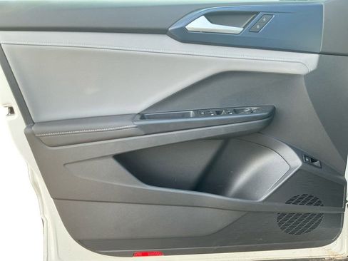 Used 2024 Volkswagen Taos SE w/ Panoramic Sunroof Package image 21