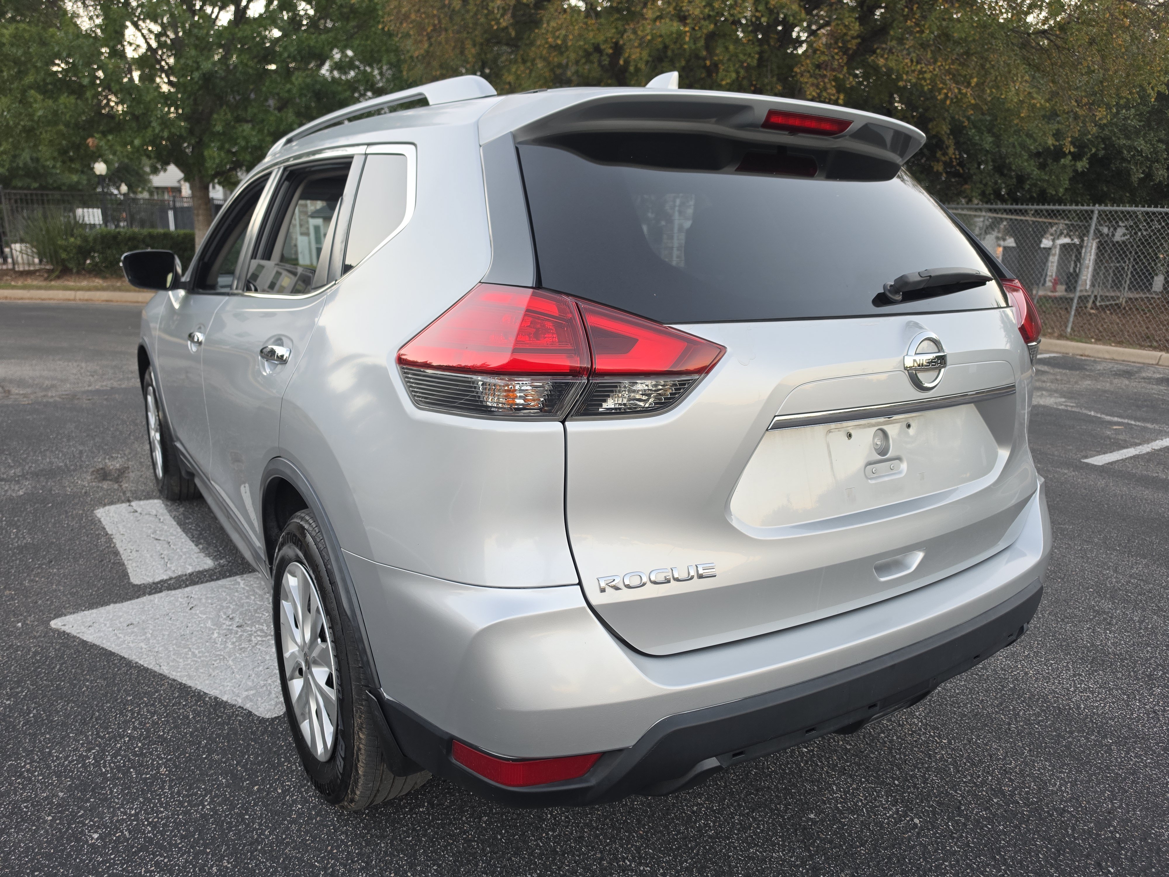 Used 2017 Nissan Rogue S w/ S Appearance Package FWD image 5