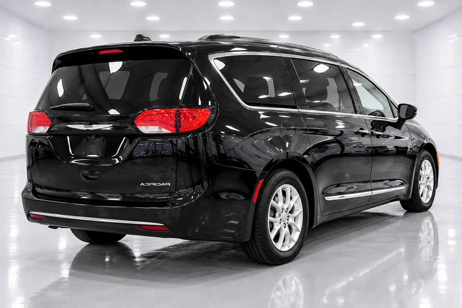 Used 2020 Chrysler Pacifica Touring-L FWD image 5