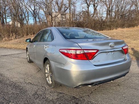 Used 2017 Toyota Camry SE image 4