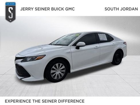 Used 2020 Toyota Camry LE image 1