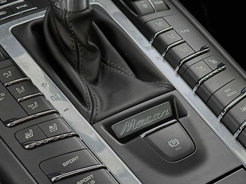 Certified 2018 Porsche Macan Turbo AWD/4WD image 22