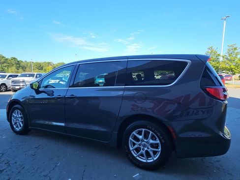 Used 2023 Chrysler Pacifica Touring-L FWD image 5