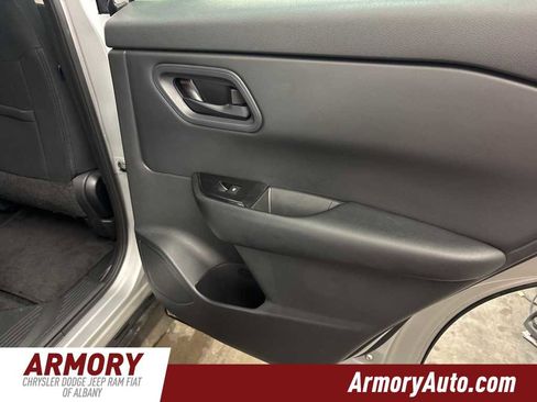 Used 2024 Nissan Rogue S image 28