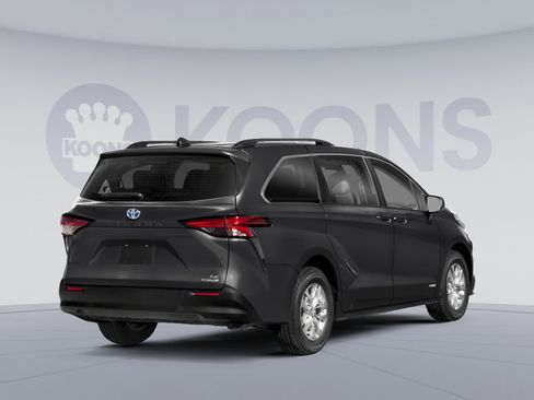 Used 2024 Toyota Sienna LE image 2