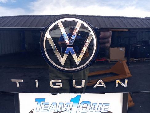 Used 2022 Volkswagen Tiguan SE R-Line image 34