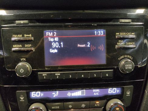 Used 2017 Nissan Rogue SV FWD image 25