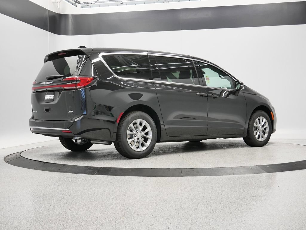 New 2026 Chrysler Pacifica Select AWD/4WD image 9