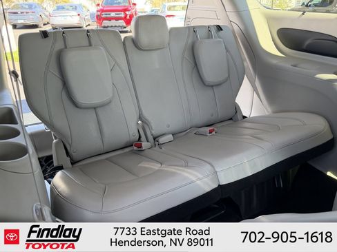 Used 2018 Chrysler Pacifica Touring-L FWD image 13