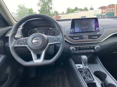 Used 2025 Nissan Altima 2.5 SV FWD image 13