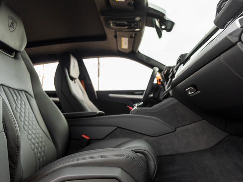 Used 2025 Lamborghini Urus SE image 40