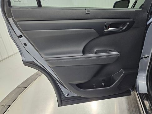 Used 2023 Toyota Highlander XLE image 30