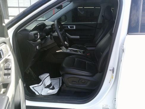 Used 2021 Ford Explorer XLT w/ Equipment Group 202A AWD/4WD image 14