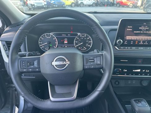 Used 2025 Nissan Rogue S image 13