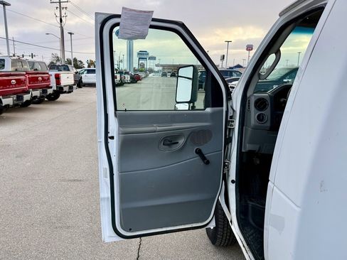 Used 2011 Ford E-450 and Econoline 450 Super Duty image 10