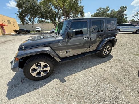 Used 2017 Jeep Wrangler Unlimited Sahara w/ Connectivity Group AWD/4WD image 4