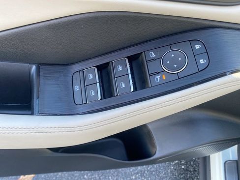 Used 2023 Nissan Rogue SL w/ SL Premium Package image 11