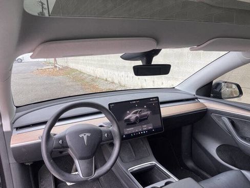 Used 2025 Tesla Model Y Performance image 11