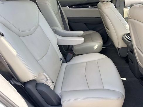 Used 2023 Cadillac XT6 Premium Luxury w/ Technology Package FWD image 9