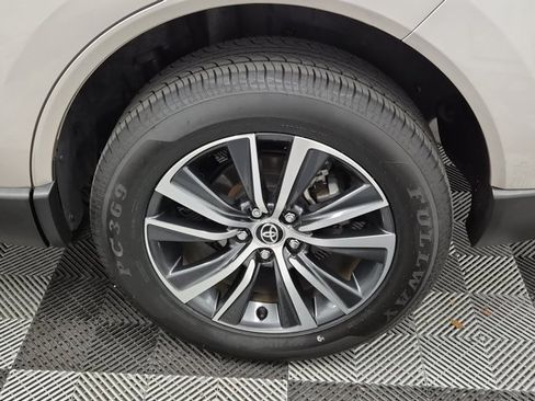 Used 2023 Toyota Venza LE image 10