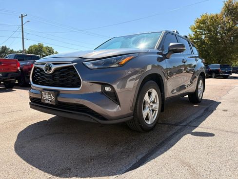 Used 2022 Toyota Highlander LE AWD/4WD image 4