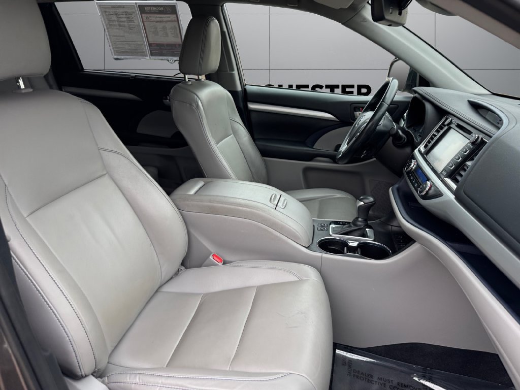 Used 2019 Toyota Highlander XLE AWD/4WD image 17