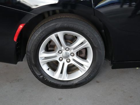 Used 2019 Dodge Charger SXT image 5
