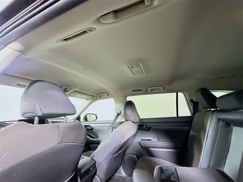 Used 2024 Toyota Highlander LE image 13
