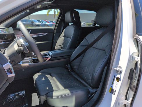 Used 2025 BMW i7 xDrive60 AWD/4WD image 16