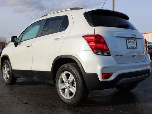 Used 2021 Chevrolet Trax LT w/ LT Convenience Package image 9