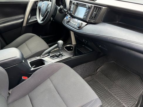 Used 2018 Toyota RAV4 LE AWD/4WD image 16