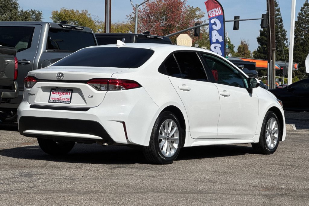 Used 2021 Toyota Corolla LE w/ LE Convenience Package FWD image 3