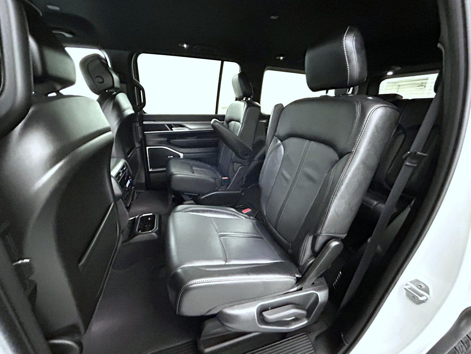 Used 2025 Jeep Wagoneer Series II AWD/4WD image 21