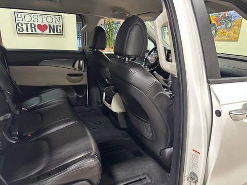 Used 2023 Kia Carnival LX image 27