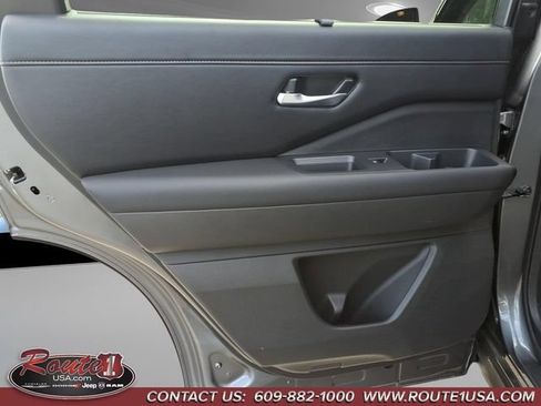 Used 2025 Nissan Pathfinder SL FWD image 25